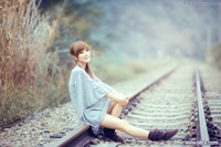 Photoshop调出铁路女孩唯美的日系效果