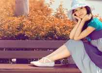 Photoshop给公园长凳上的美女加上唯美的深秋橙褐色