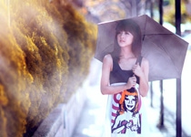 Photoshop给打伞的外景美女加上浓厚的秋季色