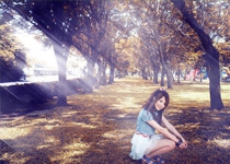 Photoshop给树荫下的美女加上秋季阳光效果