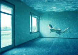 Photoshop合成在室内游泳的女孩