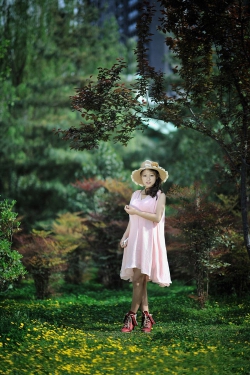 Photoshop打造甜美的中性红灰色树林人物图片