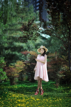 Photoshop打造暗蓝色秋季树林人物图片