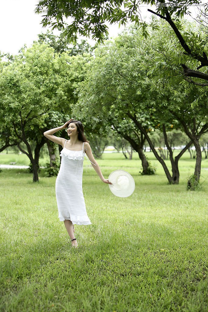 Photoshop调出夏季公园女孩怀旧效果,PS教程,素材中国 sccnn.com