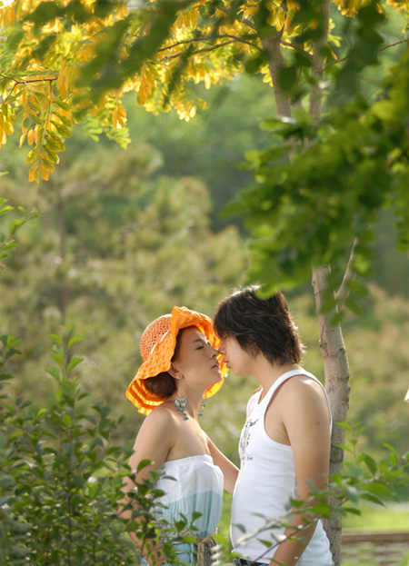 PS调出金黄色树林中的浪漫情侣照片