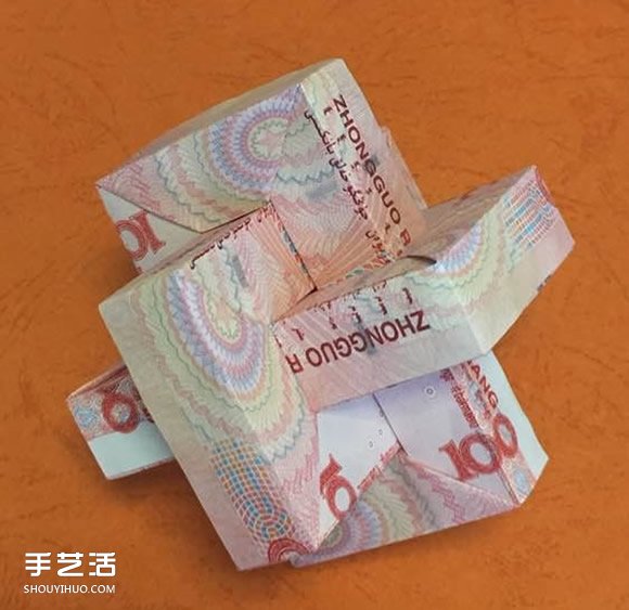 孔明锁,也叫八卦锁、鲁班锁,曾广泛流传于中国民间的智力玩具。民间还有别闷棍六子联方莫奈何难人木等叫法。不用钉子和绳子,完全靠自身结构的连接支撑,就像一张纸对折一下就能够立得起来,展现了一种看似简单,却凝结着不平凡的智慧。