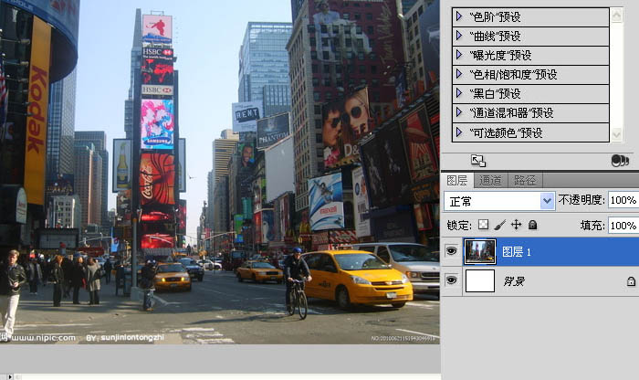 Photoshop合成创意的手拿老照片场景效果,PS教程,素材中国网