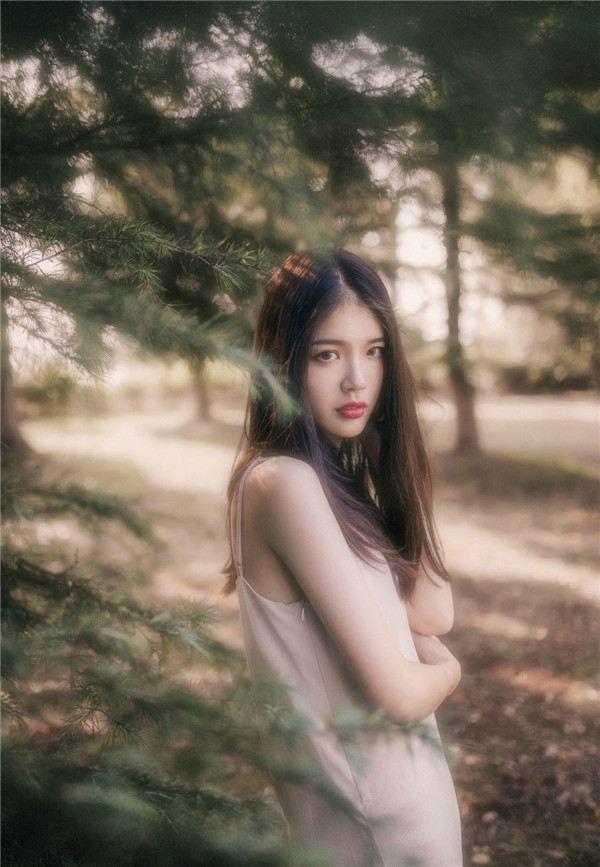 Photoshop调出森林中的女孩梦幻朦胧效果,PS教程,素材中国网