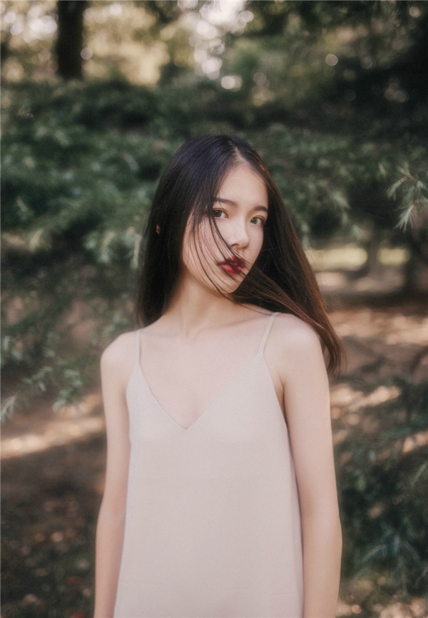 Photoshop调出森林中的女孩梦幻朦胧效果,PS教程,素材中国网