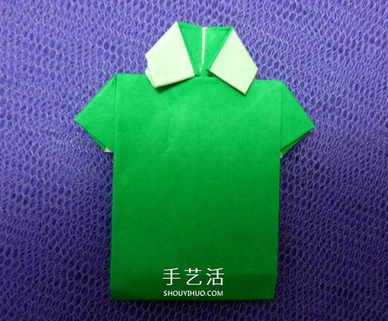 怎么折男T恤的图解教程 手工折纸T恤简单折法 -  
