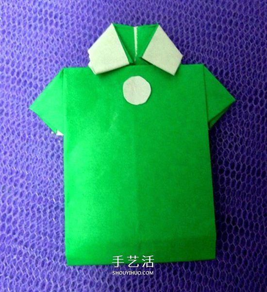 怎么折男T恤的图解教程 手工折纸T恤简单折法 -  