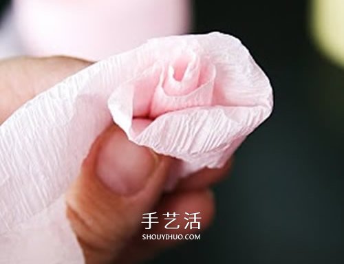 皱纹纸做玫瑰花球的方法 唯美的婚庆装饰物！ -  
